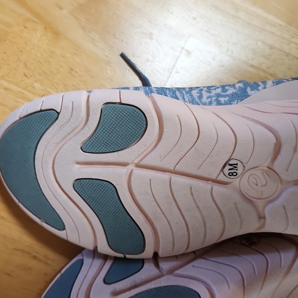 Easy Spirit x Denise Austin Flower Sneakers - Picture 6 of 9